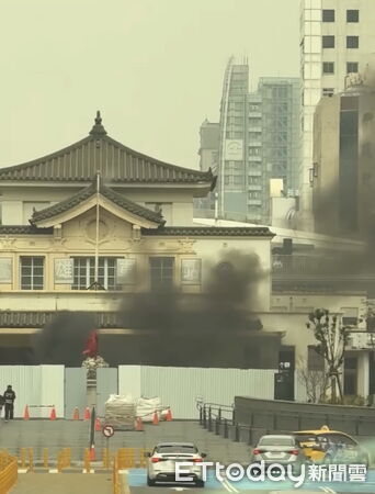 ▲高雄舊火車站前圍籬內突然傳出大量黑煙直竄天際。（圖／翻攝Threads@5ra5n）