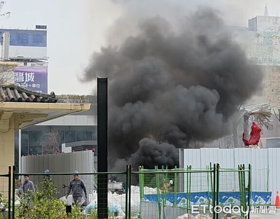 ▲高雄舊火車站前圍籬內突然傳出大量黑煙直竄天際。（圖／翻攝Threads@arthur.lyuy）