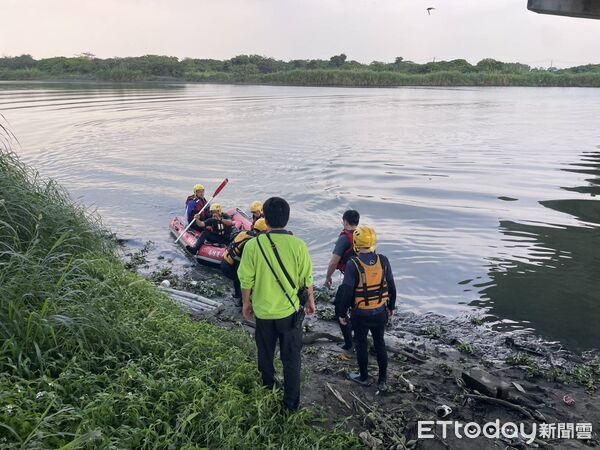 ▲▼             屏東龍港大橋一名女子墜橋身亡。（圖／記者陳崑福翻攝，下同）