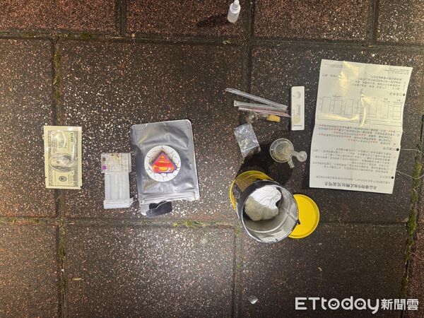 ▲▼員警針對副駕座之男子執行搜查，果然查獲毒品及相關工具。（圖／吉安警分局提供，下同）