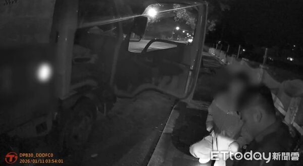 ▲▼員警針對副駕座之男子執行搜查，果然查獲毒品及相關工具。（圖／吉安警分局提供，下同）