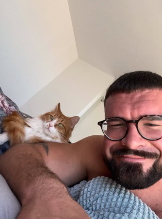 壯漢健身被流浪貓亂入。（圖／翻攝自IG@the_island_keeper）