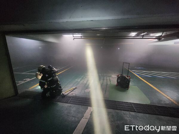 ▲高雄明誠中學地下室竄煙。（圖／記者吳世龍翻攝）