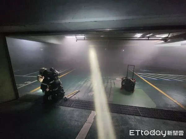 ▲高雄明誠中學地下室竄煙。（圖／記者吳世龍翻攝）