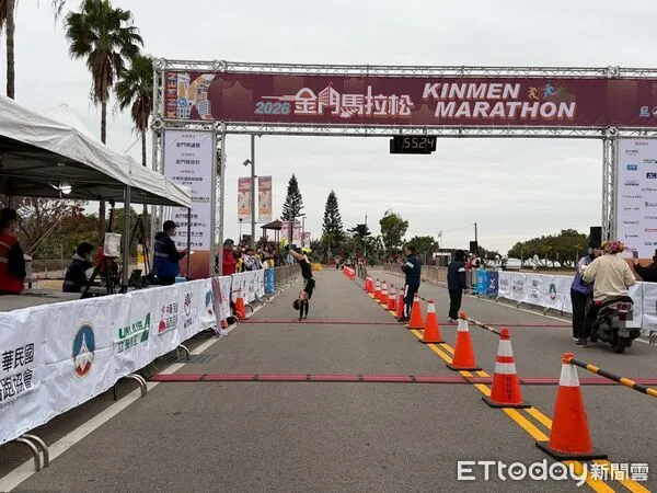 ▲▼金門馬拉松終點線前右側賽道驚見機車闖入，亞軍選手衝線瞬間與騎士同框，場面荒謬。（圖／民眾提供）