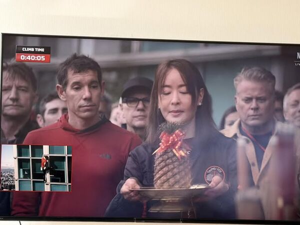 賈永婕端鳳梨拜拜！霍諾德站旁邊「表情困惑」…畫面瘋傳變迷因