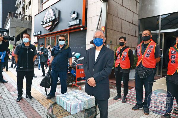 為了反擊館長，三重館大股東秀出現金、請來保全，強調擁有經營權。