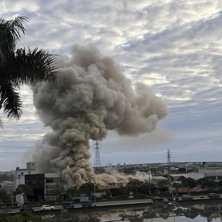 ▲宜蘭冬山一家汽修廠今清晨驚傳火警，濃煙衝天際。（圖／擷取自《宜蘭知識+》）