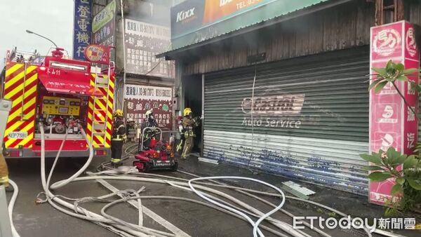 ▲▼宜蘭冬山汽修廠清晨驚傳火警，消防人員急灌救。（圖／記者游芳男翻攝，下同）