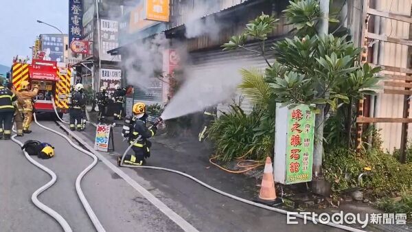 ▲▼宜蘭冬山汽修廠清晨驚傳火警，消防人員急灌救。（圖／記者游芳男翻攝，下同）