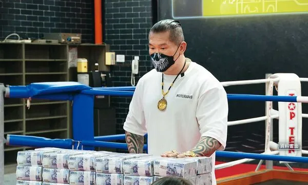 館長為了成吉思汗健身俱樂部三重館的股權糾紛，搬出鉅款受訪。（鏡新聞提供）