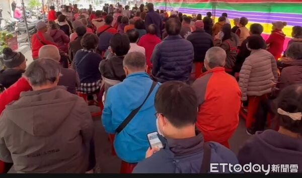 ▲彰化各地衛生所皮蛇疫苗排隊預約。（圖／記者唐詠絮攝 民眾提供）