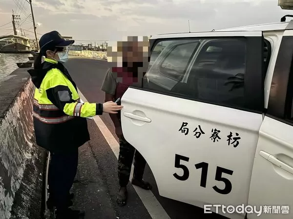 ▲枋寮警方助郭姓男子返回住處。（圖／記者陳崑福翻攝）