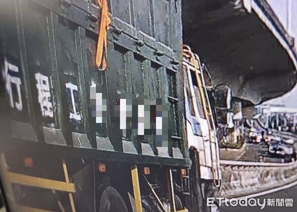 ▲▼台88大貨車下交流道連撞2車！下車喵一眼開溜　警鎖定工程行追人。（圖／記者賴文萱翻攝）