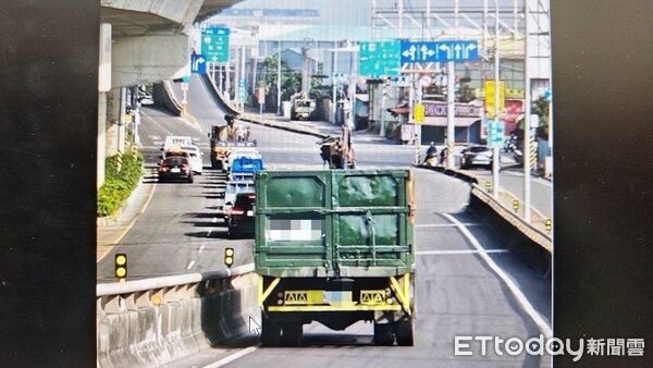 ▲▼台88大貨車下交流道連撞2車！下車喵一眼開溜　警鎖定工程行追人。（圖／記者賴文萱翻攝）