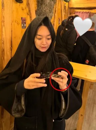 ▲申敏兒無名指婚戒超閃。（圖／翻攝自申敏兒IG）