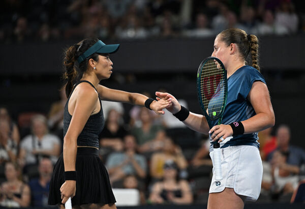 ▲台灣雙打一姐謝淑薇與手拉脫維亞搭檔「O妹」奧絲塔朋科。（圖／路透）