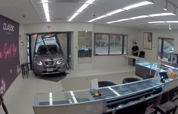 休旅車「暴力撞進珠寶店」　8蒙面男鐵鎚砸櫃劫走3千多萬元財物。（圖／翻攝自Facebook／Classic Jewelers）