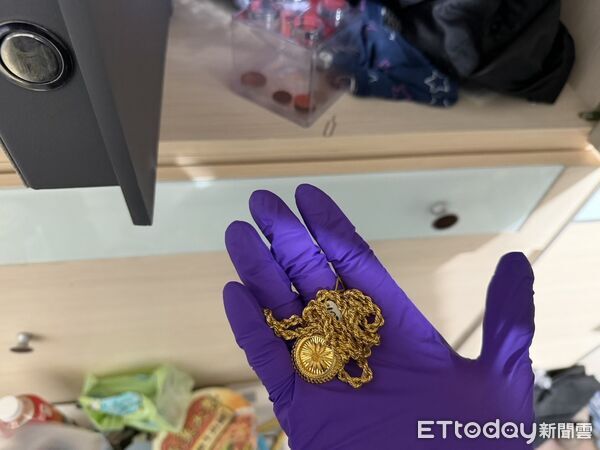 ▲桃園2男搶銀樓！被逮稱「42萬金飾弄丟了」　警在接應男家中起獲。（圖／記者楊熾興翻攝）