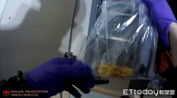 ▲桃園2男搶銀樓！被逮稱「42萬金飾弄丟了」　警在接應男家中起獲。（圖／記者楊熾興翻攝）