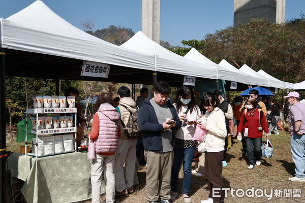 ▲南投國姓咖啡節綠雕園區開幕，全新愛心景觀打卡點啟用。（圖／翻攝邱美玲臉書、南投縣政府提供）