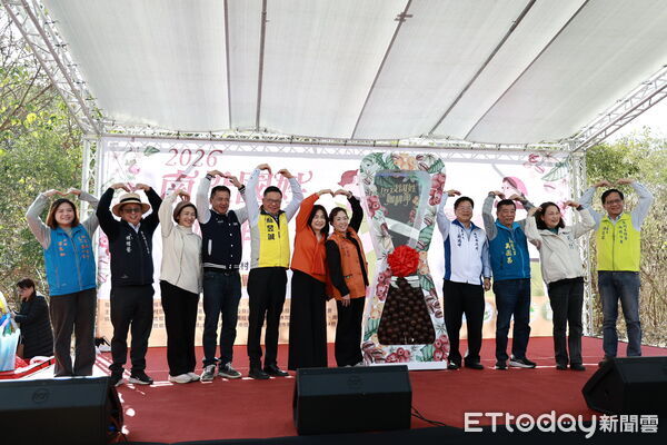 ▲南投國姓咖啡節綠雕園區開幕，全新愛心景觀打卡點啟用。（圖／翻攝邱美玲臉書、南投縣政府提供）