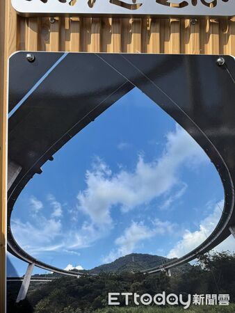 ▲國道6號國姓交流道高架橋呈現「愛心」景觀。（圖／翻攝邱美玲臉書）