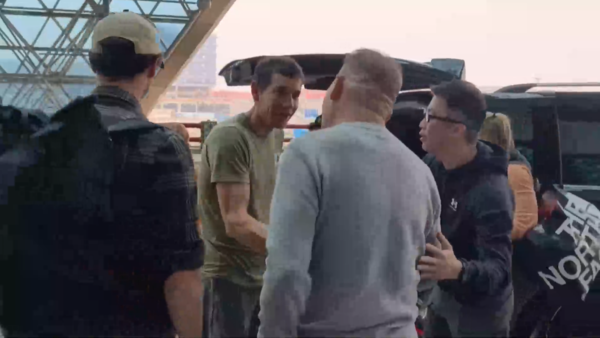 ▲▼美國極限攀岩家霍諾德（Alex Honnold）登頂台北101，今抵達桃園機場準備離台。（圖／桃園機場記者聯誼會提供）