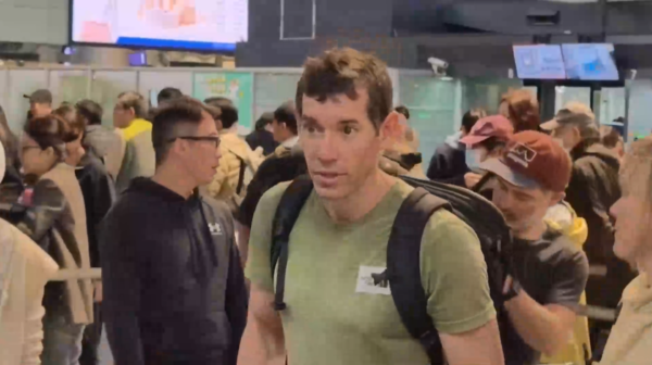 ▲▼美國極限攀岩家霍諾德（Alex Honnold）登頂台北101，今抵達桃園機場準備離台。（圖／桃園機場記者聯誼會提供）