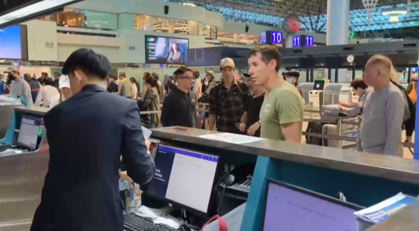 ▲▼美國極限攀岩家霍諾德（Alex Honnold）登頂台北101，今抵達桃園機場準備離台。（圖／桃園機場記者聯誼會提供）