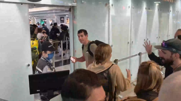 ▲▼美國極限攀岩家霍諾德（Alex Honnold）登頂台北101，今抵達桃園機場準備離台。（圖／桃園機場記者聯誼會提供）