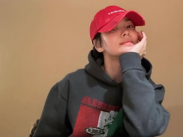 宋慧喬捨愛馬仕背700元豹紋包　戴「嫉妒」紅帽好幽默