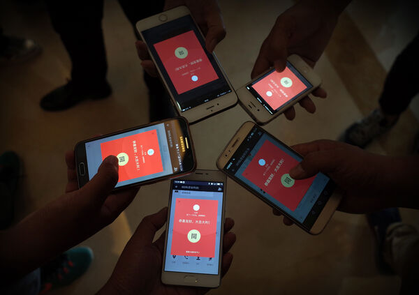 ▲大陸網路用戶在春節期間用微信「搶紅包」。（圖／CFP）
