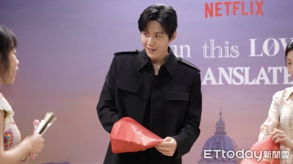 ▲▼▲▼獨家／收下來自台灣禮物超驚喜！金宣虎、高允貞唸「ㄅㄆㄇ」反應超暖。（圖／Netflix提供）