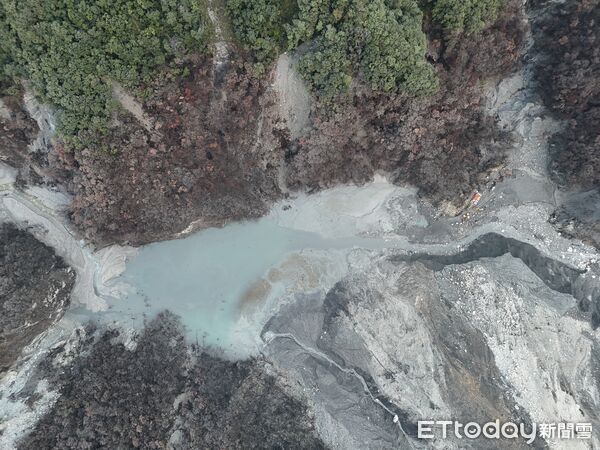 ▲馬太鞍溪堰塞湖降挖施工前湖水情況。（圖／花蓮分署提供，下同）