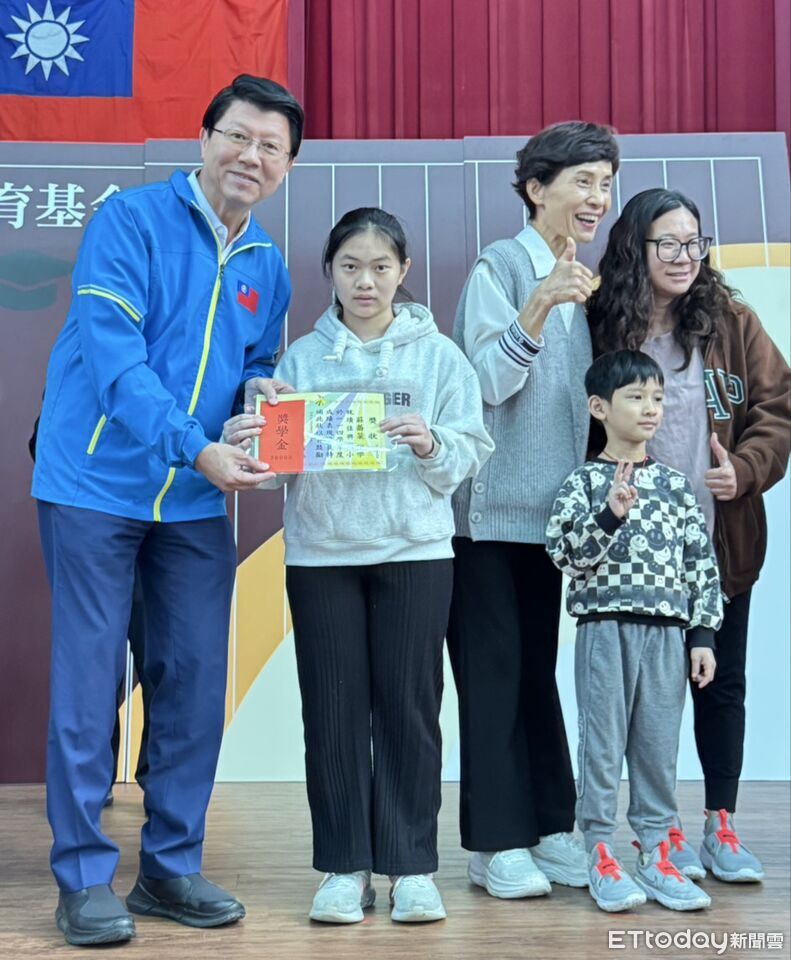 春節前夕送暖 吳清基返鄉頒發清寒獎學金嘉惠學子