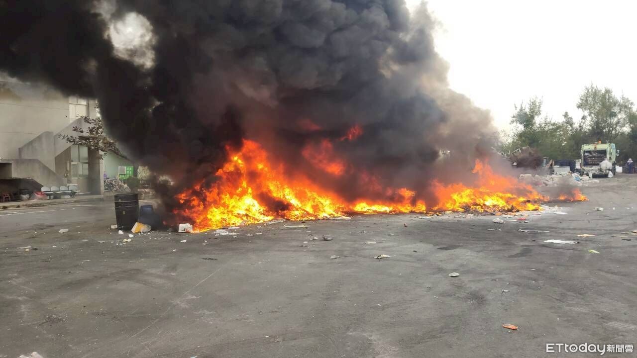 垃圾車一壓就燒鋰電池未分類丟棄 安南區垃圾車斗突起火