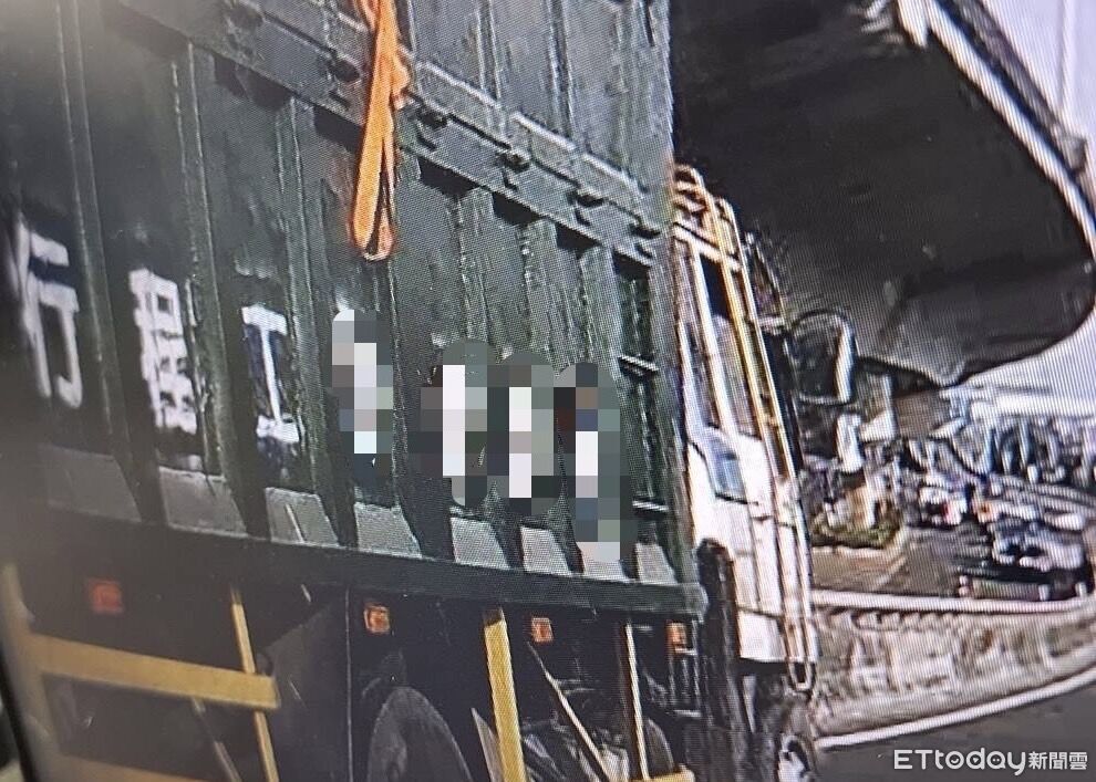 大貨車鑽縫連撞2車!司機下車瞄一眼開溜 網怒:傻眼到極致