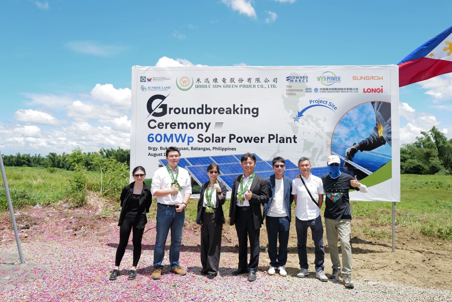 ▲▼禾迅綠電預計27日登錄興櫃，圖左四為董事長黃文瑞，左三為總經理汪采樺。（圖／禾迅提供）