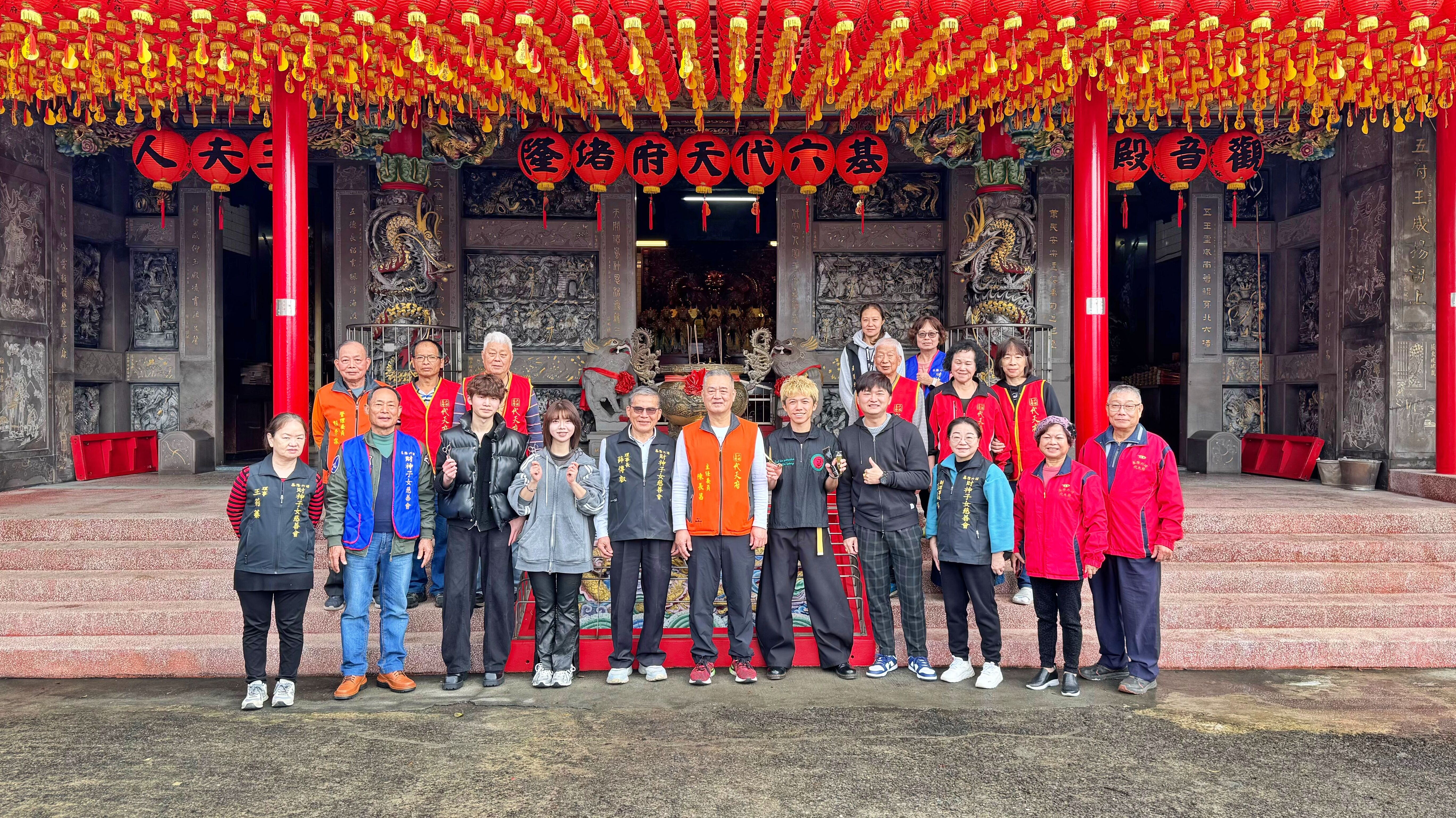 ▲基隆六堵代天府冬令救濟送暖。（圖／記者郭世賢翻攝）