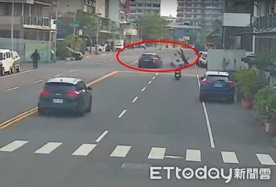 高雄騎士路口被撞飛！「翻跟斗」飛一圈斷手...恐怖畫面曝