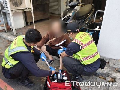 過馬路不想讓車子久等　台中阿北小跑步卻慘摔！痛到難起身