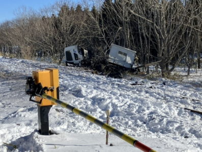 日本卡車「失控衝破平交道」撞上電車!車體斷兩截 司機慘死