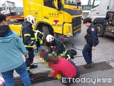 快訊／基隆聯結車碰撞腳踏車！騎士「肢體變形」困車底　送醫急救