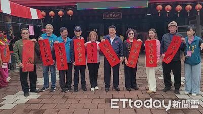 鹿野所長揮毫迎春　結合聖安宮宣導防詐交安守護鄉親