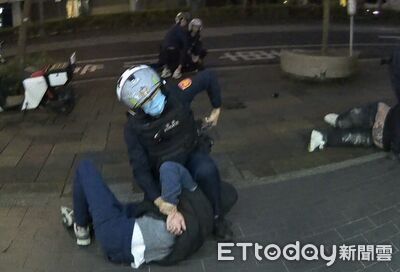 喝太少沒氣魄！4男1女大亂鬥...2醉漢看熱鬧嗆警：穿制服了不起