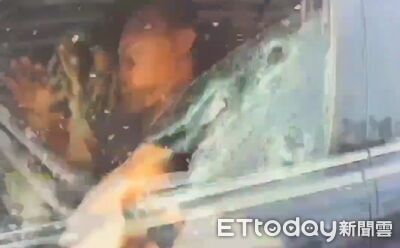 通緝犯心虛報假身分證還拒檢衝撞　警「硬起來」破窗拉出壓制