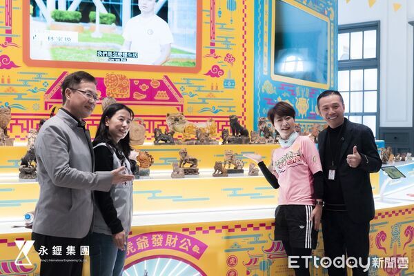 ▲立法委員陳亭妃（右2）與永䥶集團董事長郭晉宏（右1），在台南市美術館館長龔卓軍（左1）陪同下參觀展覽。（圖／永䥶集團提供，下同）