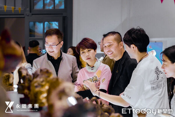 ▲立法委員陳亭妃（右2）與永䥶集團董事長郭晉宏（右1），在台南市美術館館長龔卓軍（左1）陪同下參觀展覽。（圖／永䥶集團提供，下同）