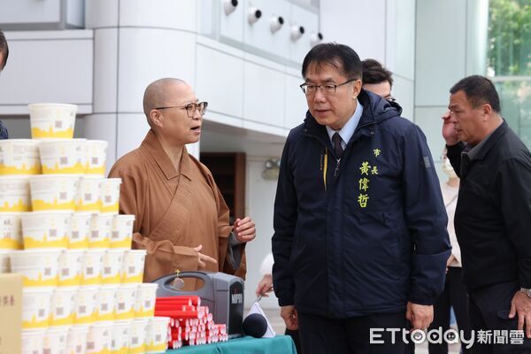 ▲佛光山南台別院住持滿舟法師親送臘八粥至台南市政府，與市長黃偉哲及市府員工分享佛陀成道日的祝福。（記者林東良翻攝，下同）